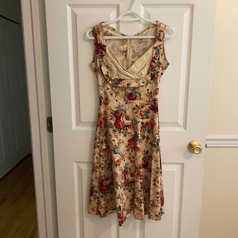 Knee Length Sleeveless Floral Dress with Scoop Bust and Back Zipper Size S